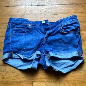 Blue 3in seam shorts.